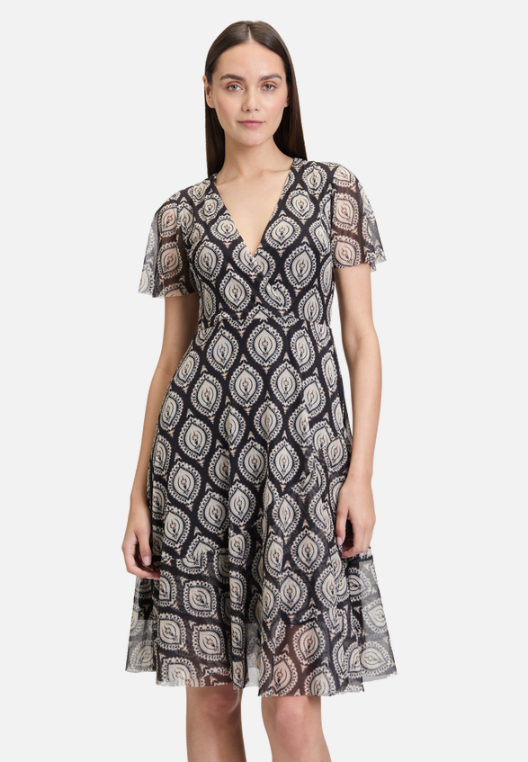 Volantkleid mit Rüschen / Modellfoto Vorderseite