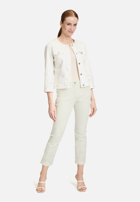 Casual-Hose mit Stickerei / Modellfoto Vorderseite (Outfit)