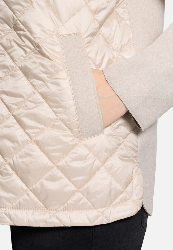 Outdoorjacke mit Kapuze / Detailbild