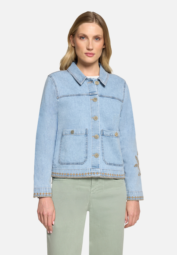 Jeansjacke mit Stickerei / Modellfoto Vorderseite