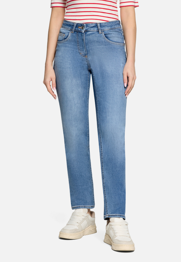 Skinny Jeans  mit Used-Waschung Style Rosalie / Modellfoto Vorderseite