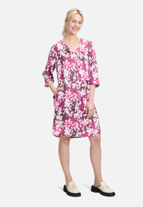 Sommerkleid mit Muster / Modellfoto Vorderseite (Outfit)