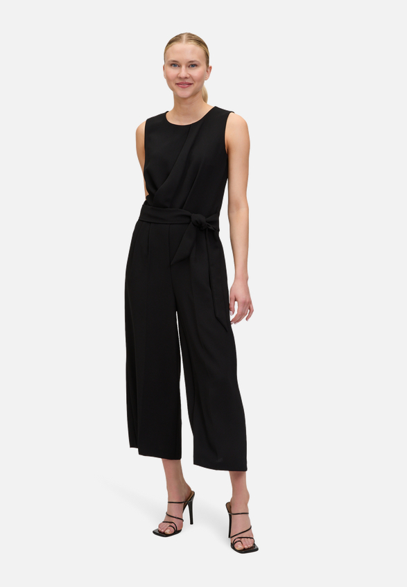 Jumpsuit ohne Arm / Modellfoto Vorderseite