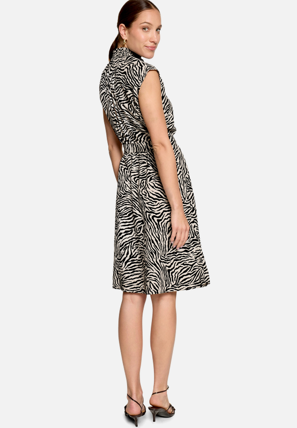 Midikleid  mit Zebraprint  / Modellfoto Rückseite