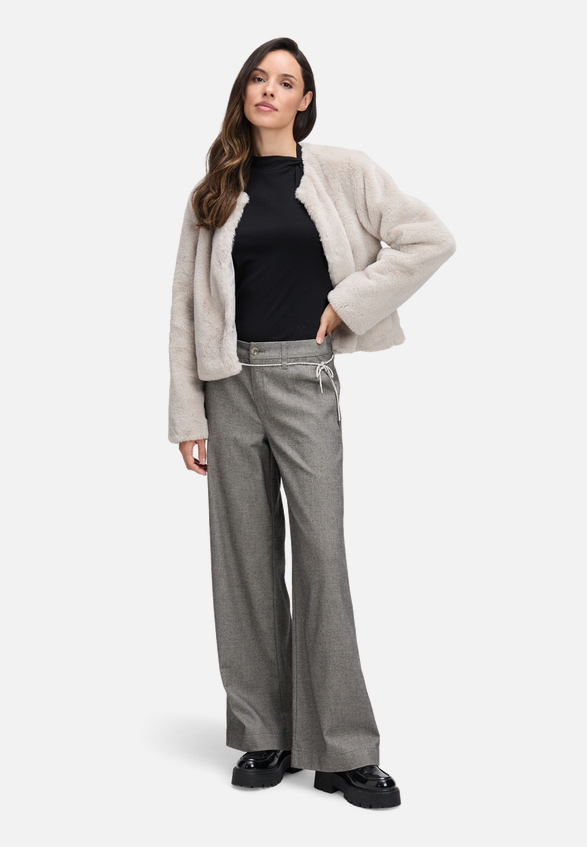 Casual-Hose mit Bindegürtel / Modellfoto Vorderseite (Outfit)