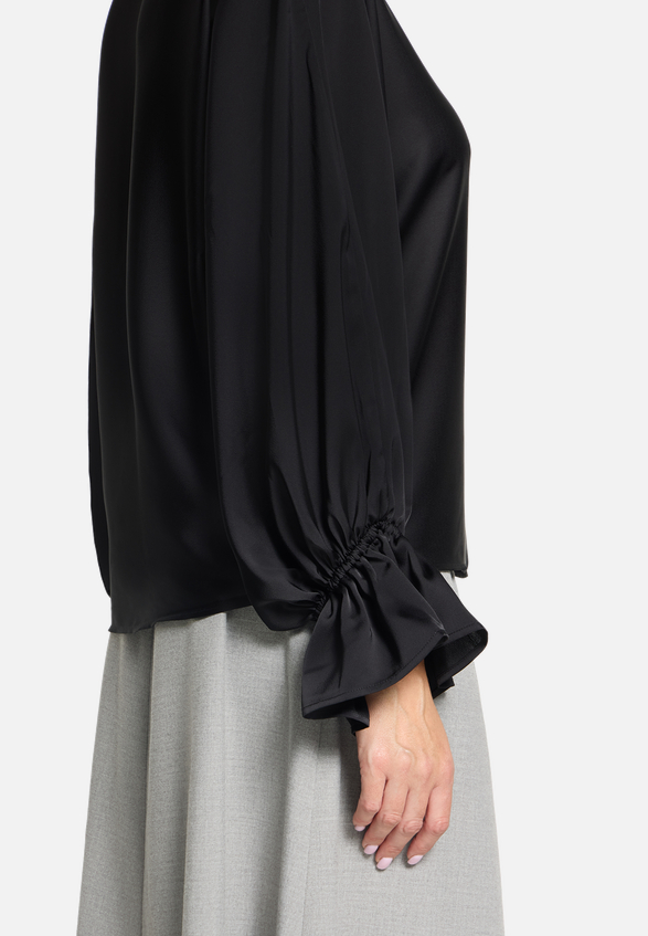 Satin-Bluse mit U-Boot-Ausschnitt / Detailbild