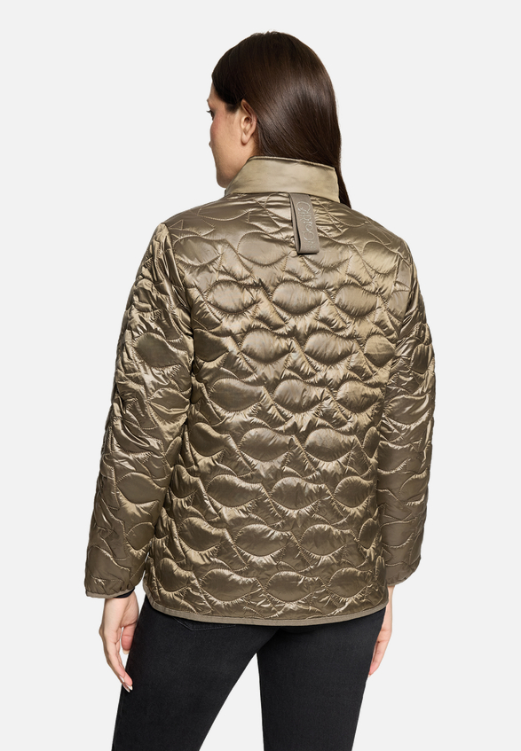 Steppjacke mit Eingrifftaschen / Modellfoto Rückseite
