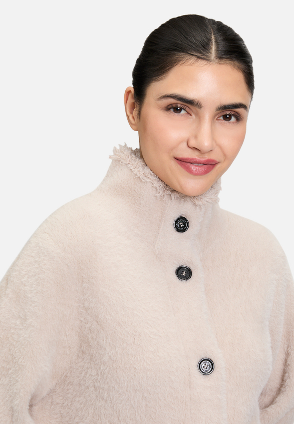 Winter-Strickjacke mit aufgesetzter Brusttasche / Detailbild