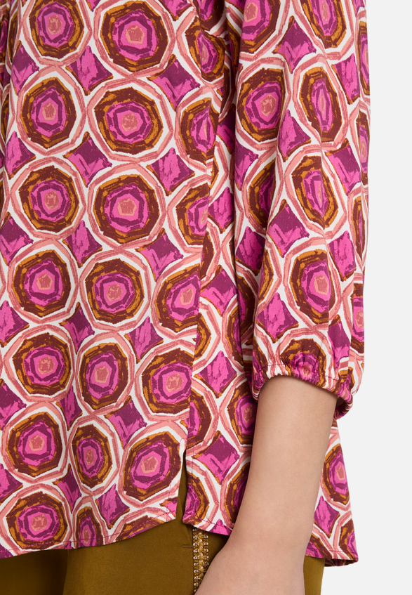 Blusenshirt mit Muster / Detailbild