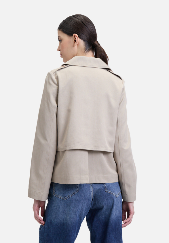Kurztrench mit Taschen / Modellfoto Rückseite