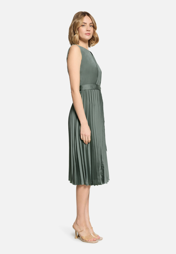Chiffonkleid mit Plissee / Modellfoto Vorderseite (Outfit)