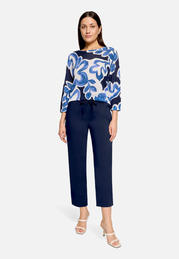 Casual-Hose mit elastischem Bund / Modellfoto Vorderseite (Outfit)