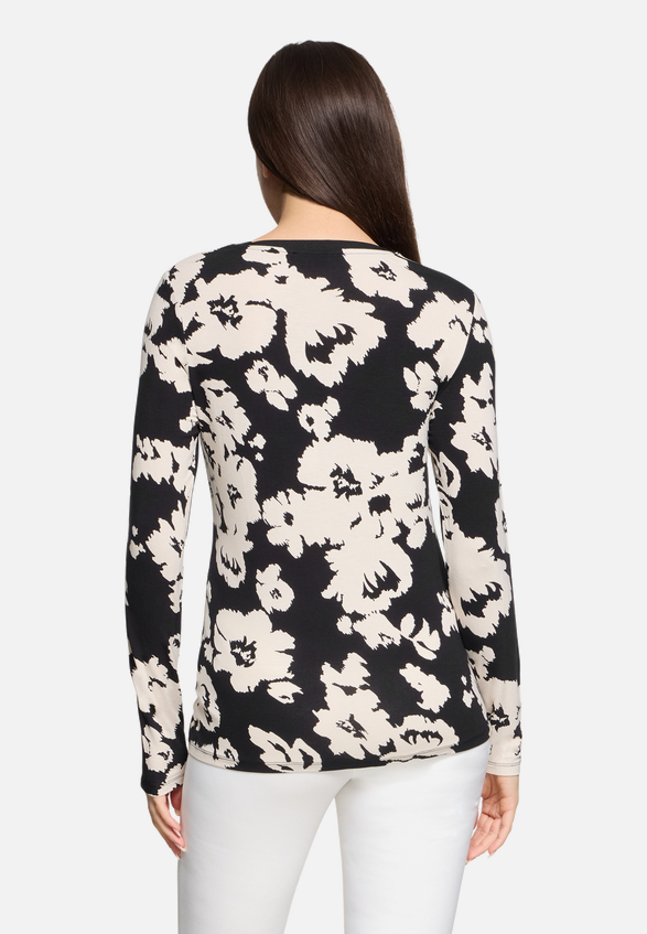 Basic Shirt mit Rippbündchen / Modellfoto Rückseite