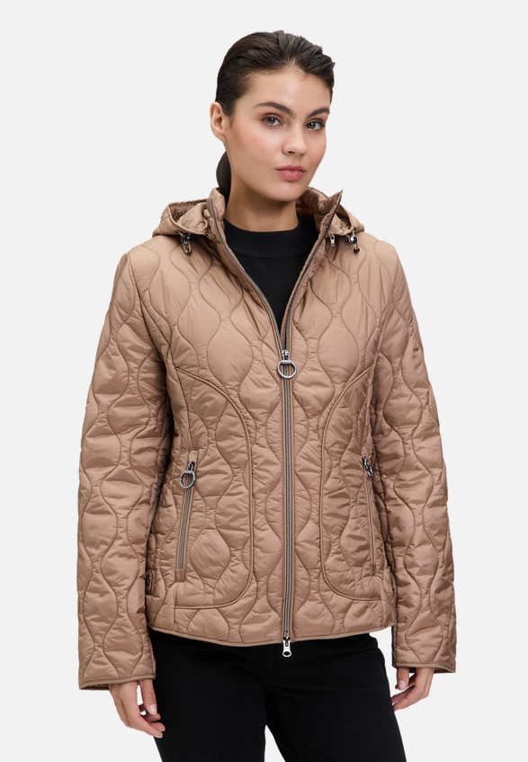 Outdoorjacke mit abnehmbarer Kapuze / Modellfoto Vorderseite