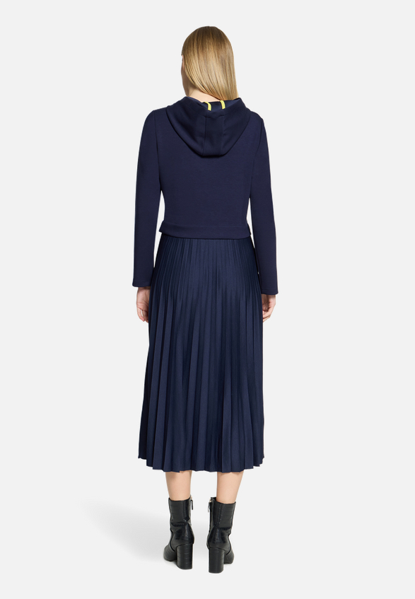 Casual-Kleid mit Kapuze / Modellfoto Rückseite