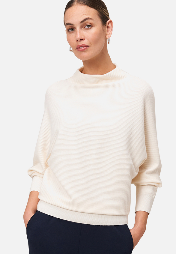 Pullover strukturiert mit Stehkragen / Modellfoto Vorderseite