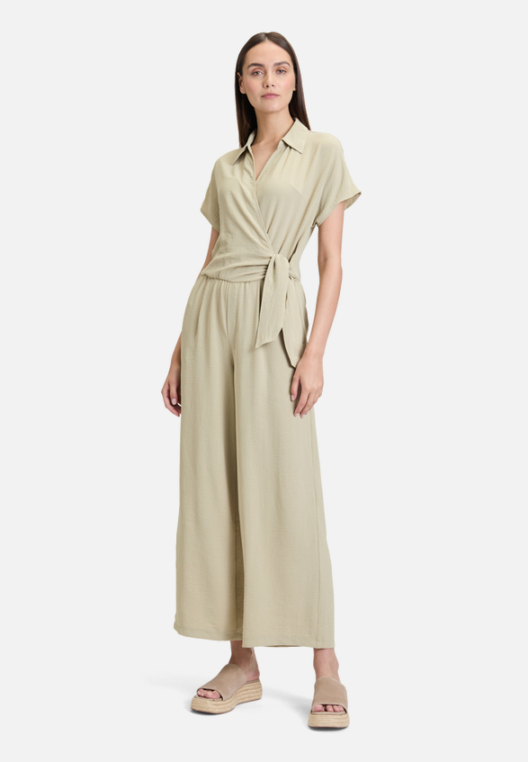 Jumpsuit mit Bindegürtel / Modellfoto Vorderseite