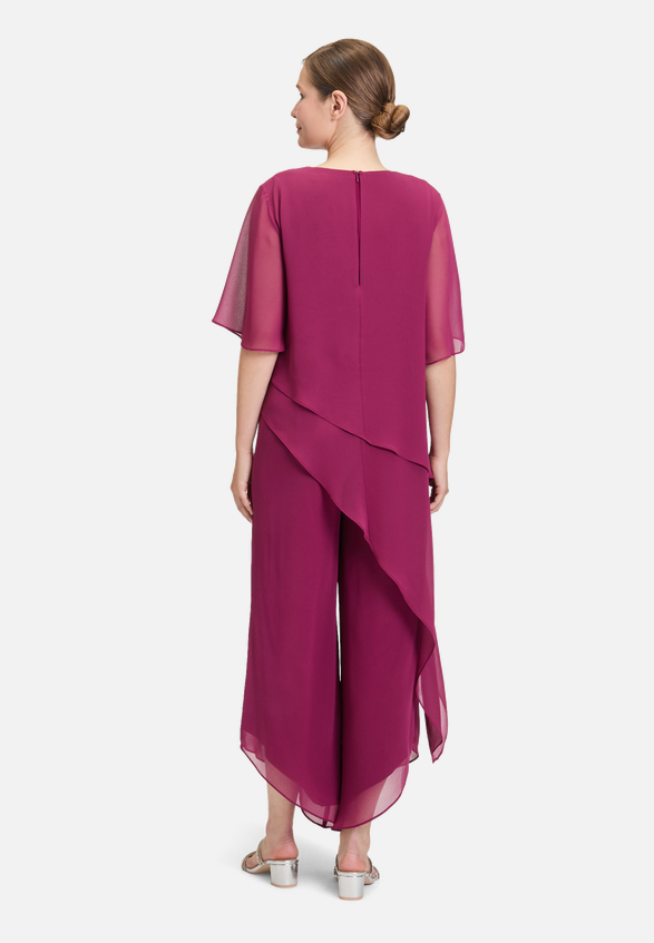 Jumpsuit mit Stufen / Modellfoto Rückseite