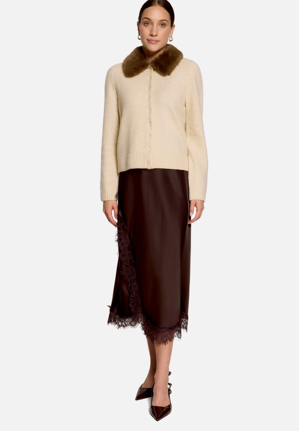 Strickjacke mit Kunstfellkragen / Modellfoto Vorderseite (Outfit)