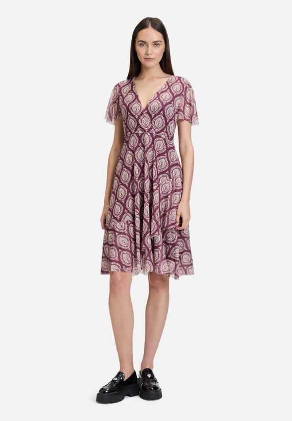 Volantkleid mit Rüschen / Modellfoto Vorderseite (Outfit)