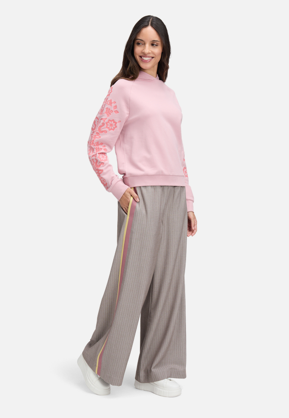 Casual-Hose mit Galonstreifen / Modellfoto Vorderseite (Outfit)