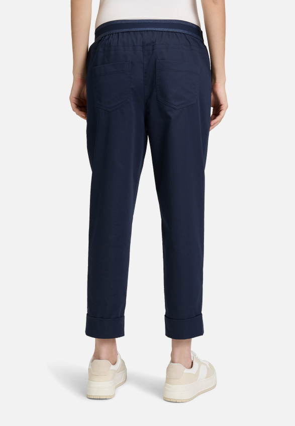 Casual-Hose mit elastischem Bund / Modellfoto Rückseite