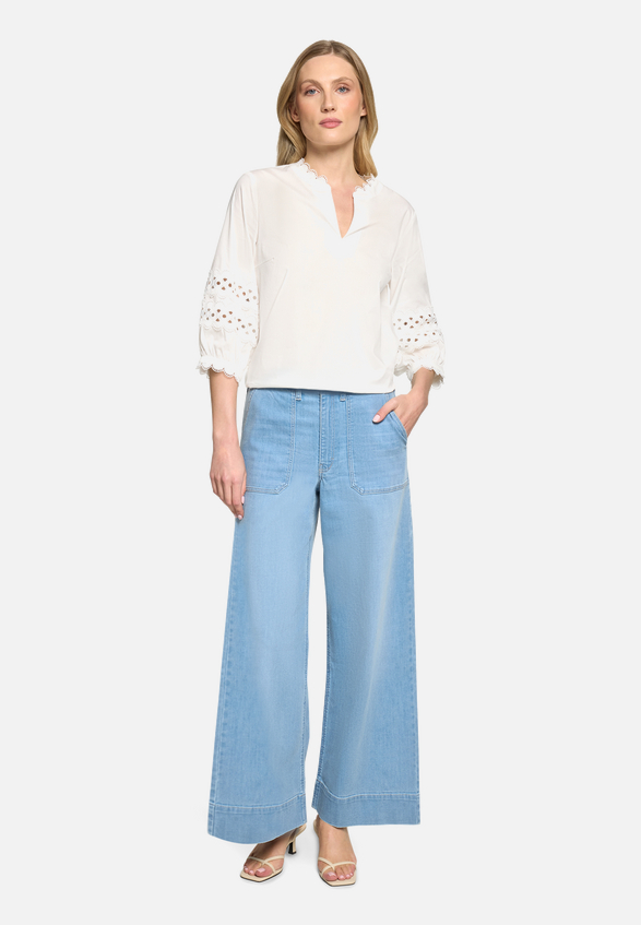 Casual-Bluse mit Spitzeneinsatz / Modellfoto Vorderseite (Outfit)