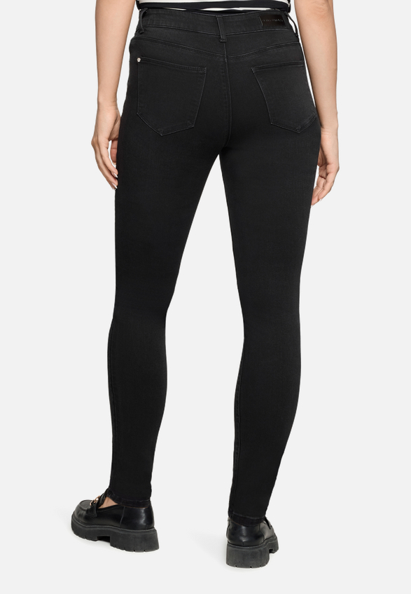 Slim Fit Jeans  mit Stretch Anteil Style Sunny  / Modellfoto Rückseite
