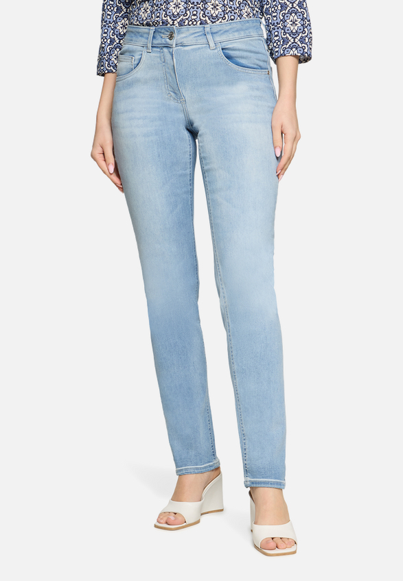 Skinny Jeans  mit Used-Waschung Style Rosalie / Modellfoto Vorderseite
