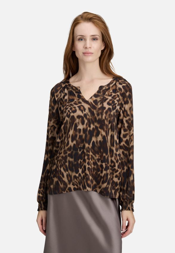 Casual-Bluse mit Muster / Modellfoto Vorderseite