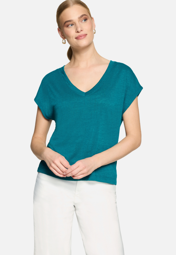 Basic-T-Shirt  mit V-Ausschnitt / Modellfoto Vorderseite