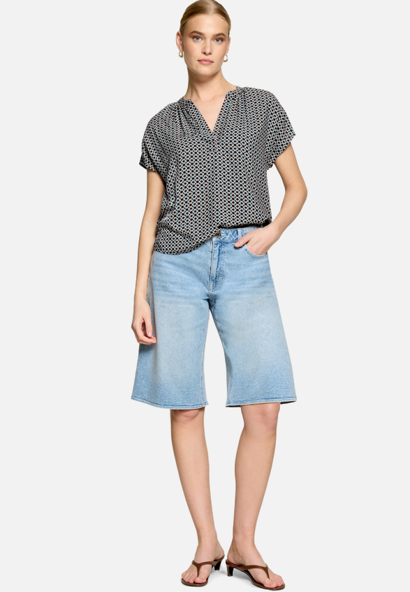 Blusenshirt  mit grafischem Muster  / Modellfoto Vorderseite (Outfit)