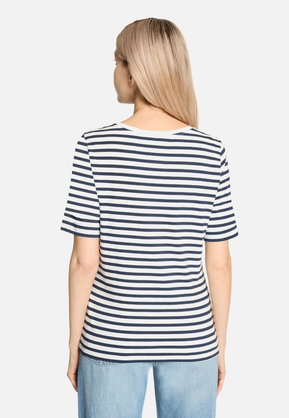 Basic Shirt mit Ringel / Modellfoto Rückseite