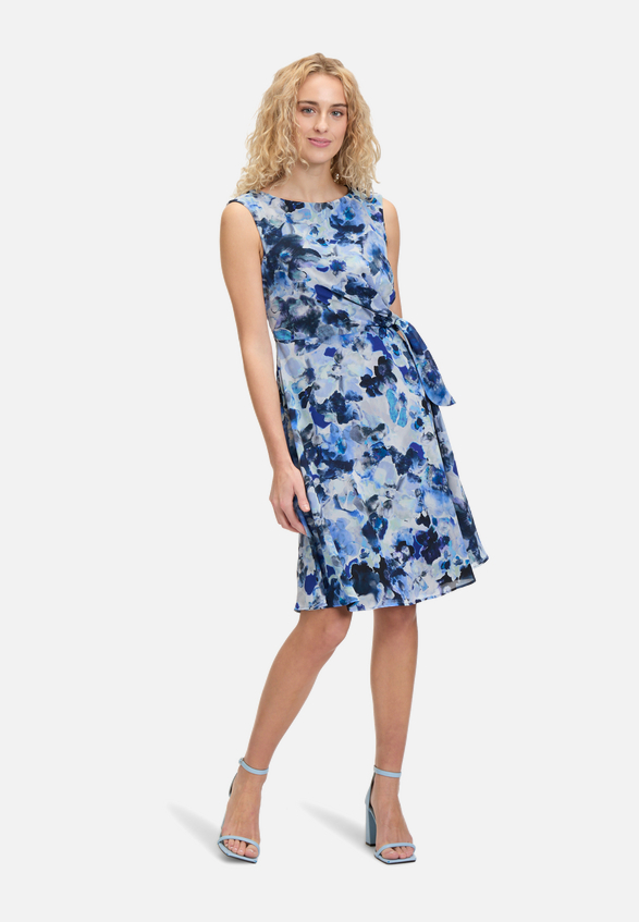 Cocktailkleid mit Bindegürtel / Modellfoto Vorderseite (Outfit)