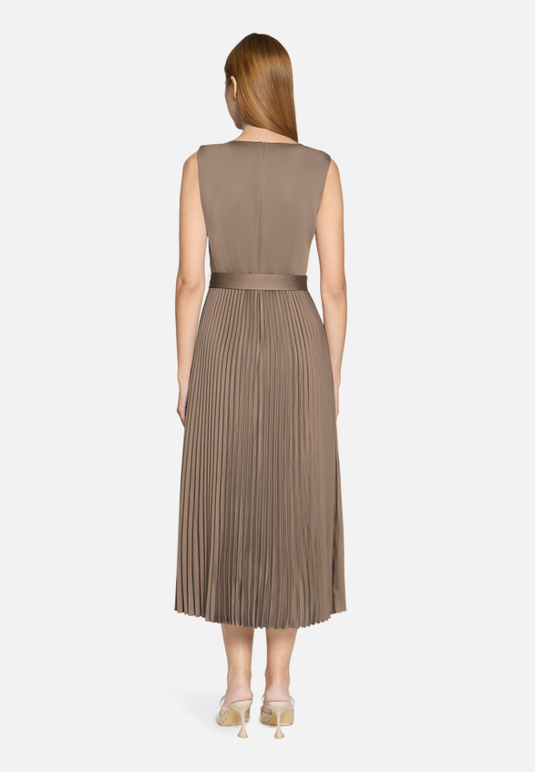 Cocktailkleid mit Plissee / Modellfoto Rückseite