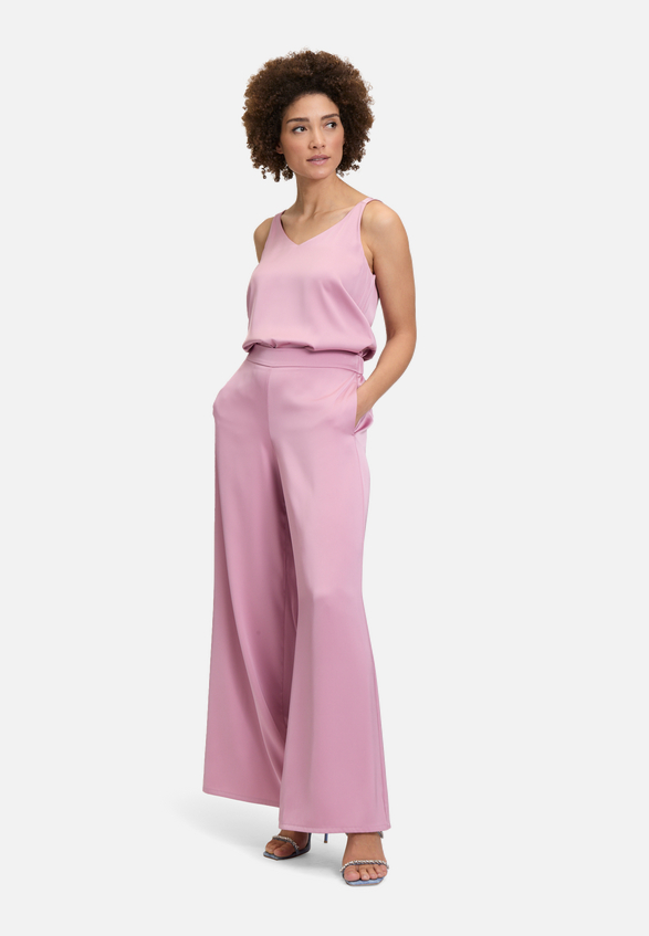 Modern fit Hose mit Taschen / Modellfoto Vorderseite (Outfit)