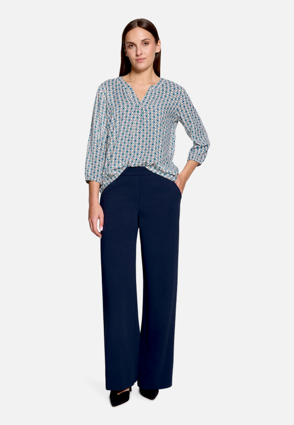 Schlupfbluse 3/4 Arm mit grafischem Muster / Modellfoto Vorderseite (Outfit)