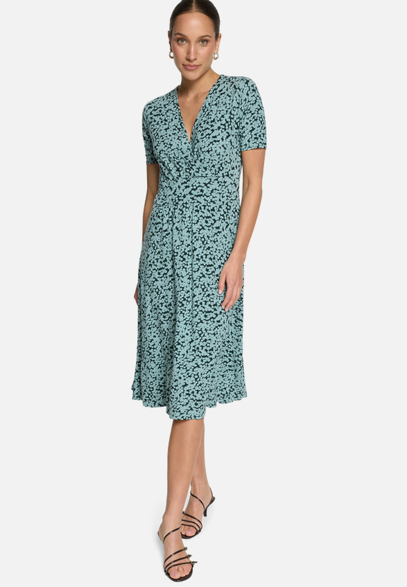 Jerseykleid mit Blumenmuster / Modellfoto Vorderseite