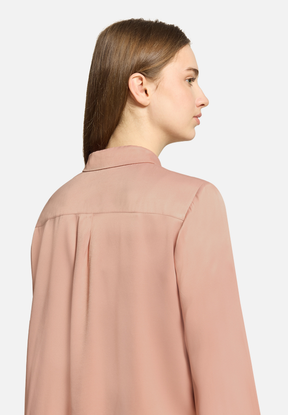 Satin-Bluse mit Knöpfen / Detailbild