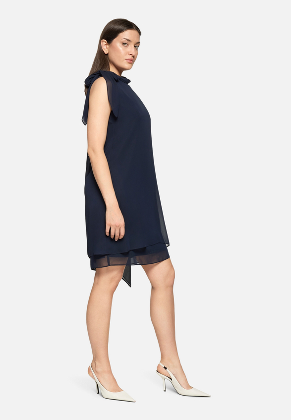 Cocktailkleid ohne Arm / Modellfoto Vorderseite (Outfit)