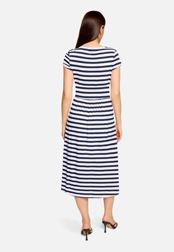 Jerseykleid mit Streifen / Modellfoto Rückseite