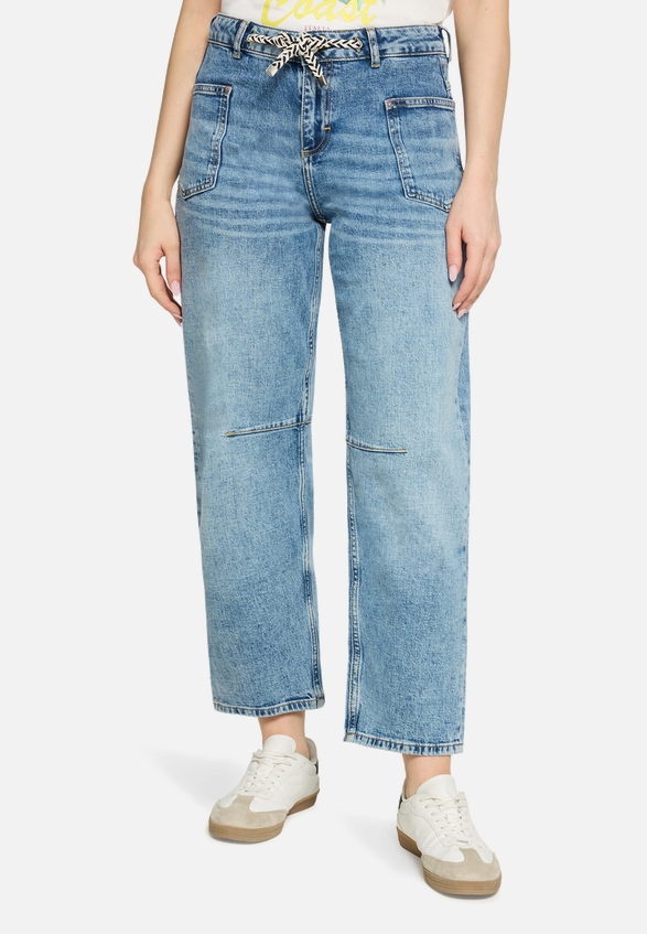 Used Look-Jeans mit Bindegürtel / Modellfoto Vorderseite