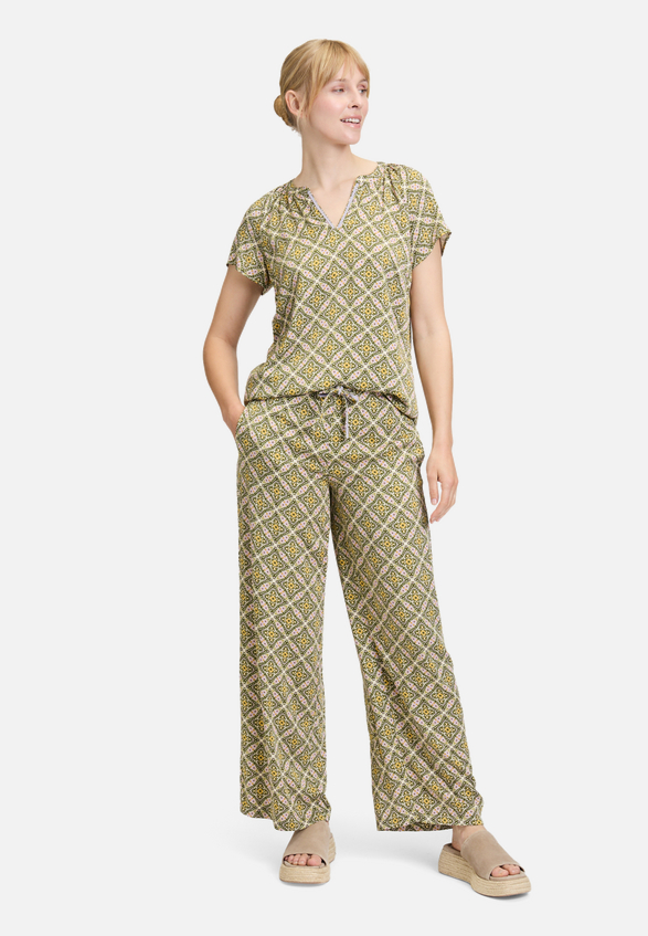 Palazzo-Hose mit Gummizug / Modellfoto Vorderseite (Outfit)