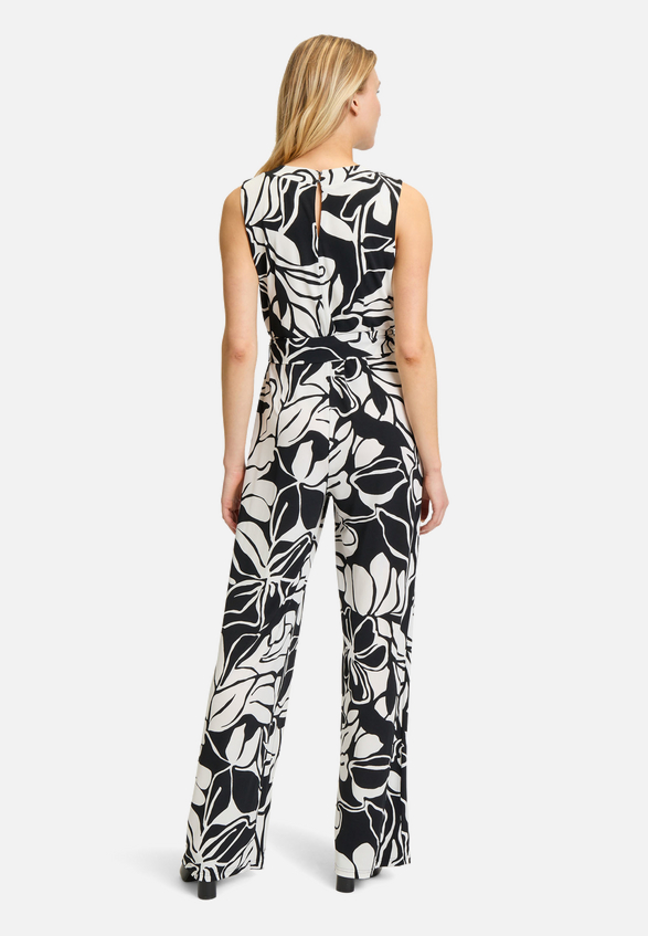 Jumpsuit mit Bindegürtel / Modellfoto Rückseite