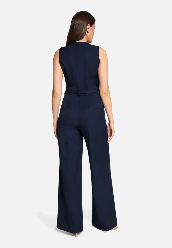 Jumpsuit mit Gürtel / Modellfoto Rückseite