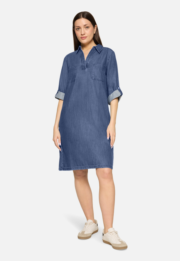 Jeanskleid mit Kragen / Modellfoto Vorderseite