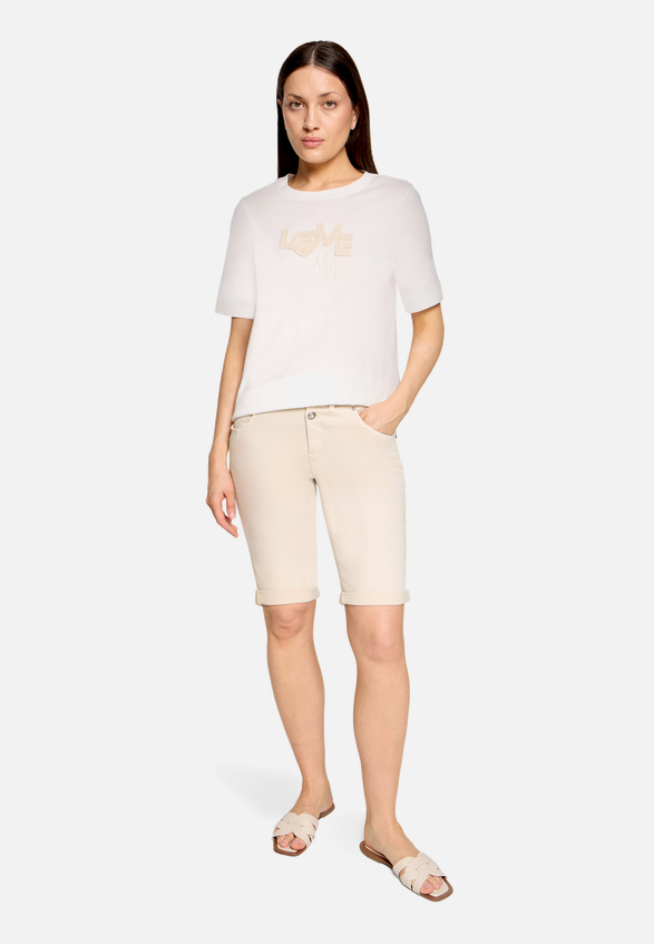 Baumwollshirt mit Rundhalsausschnitt / Modellfoto Vorderseite (Outfit)