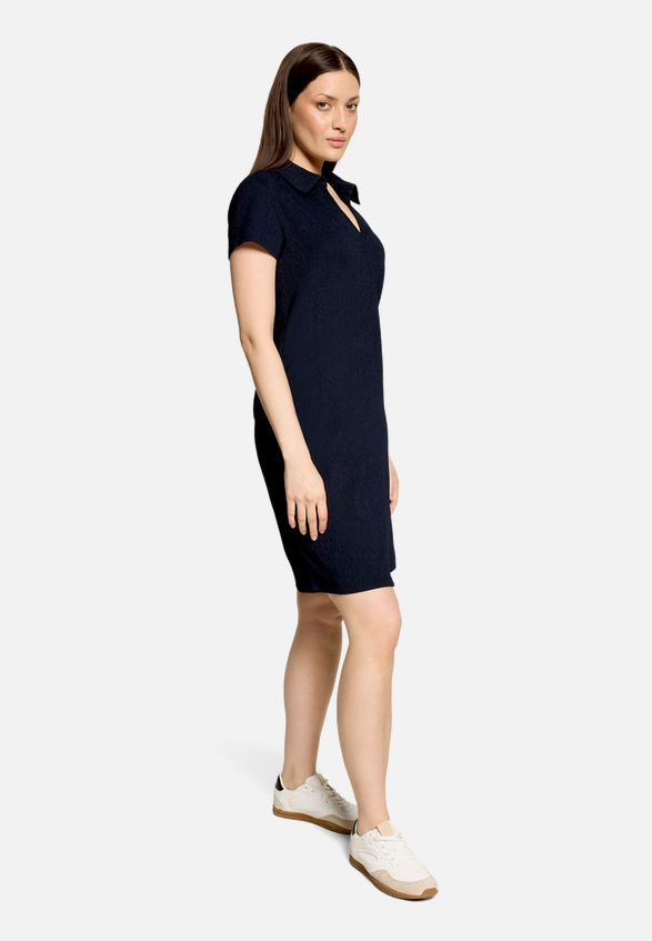 Sommerkleid  mit V-Ausschnitt  / Modellfoto Vorderseite (Outfit)