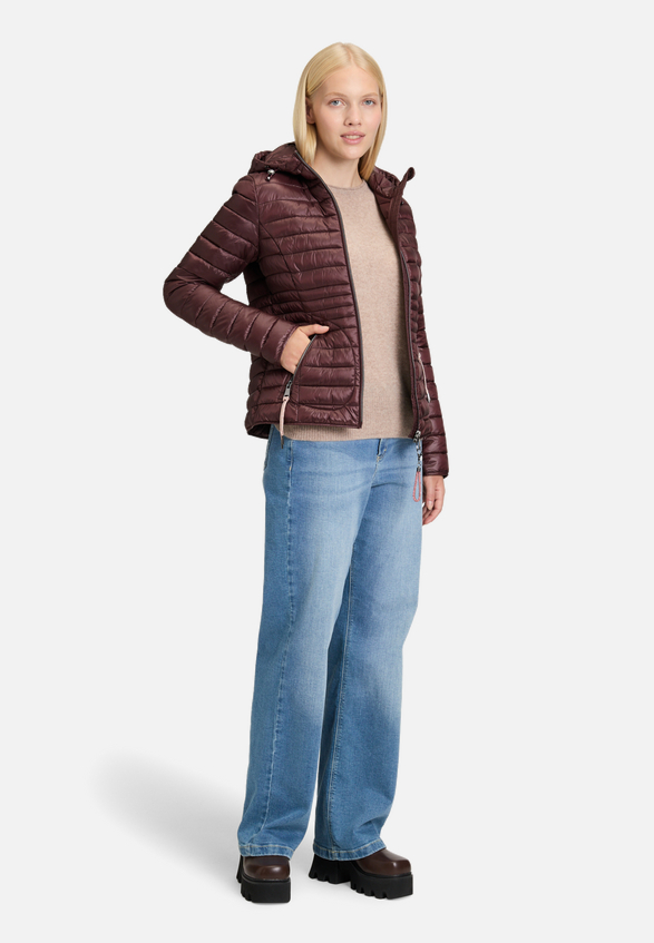 Steppjacke mit Reißverschlusstaschen / Modellfoto Vorderseite (Outfit)
