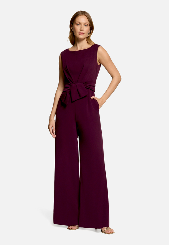 Jumpsuit mit weitem Bein / Modellfoto Vorderseite (Outfit)